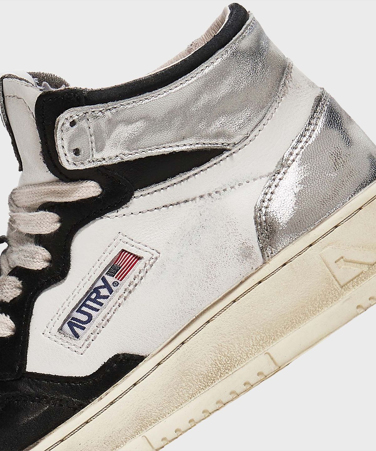 오트리(AUTRY) 메달리스트 빈티지 MID CUT 스니커즈 in leather black and sliver