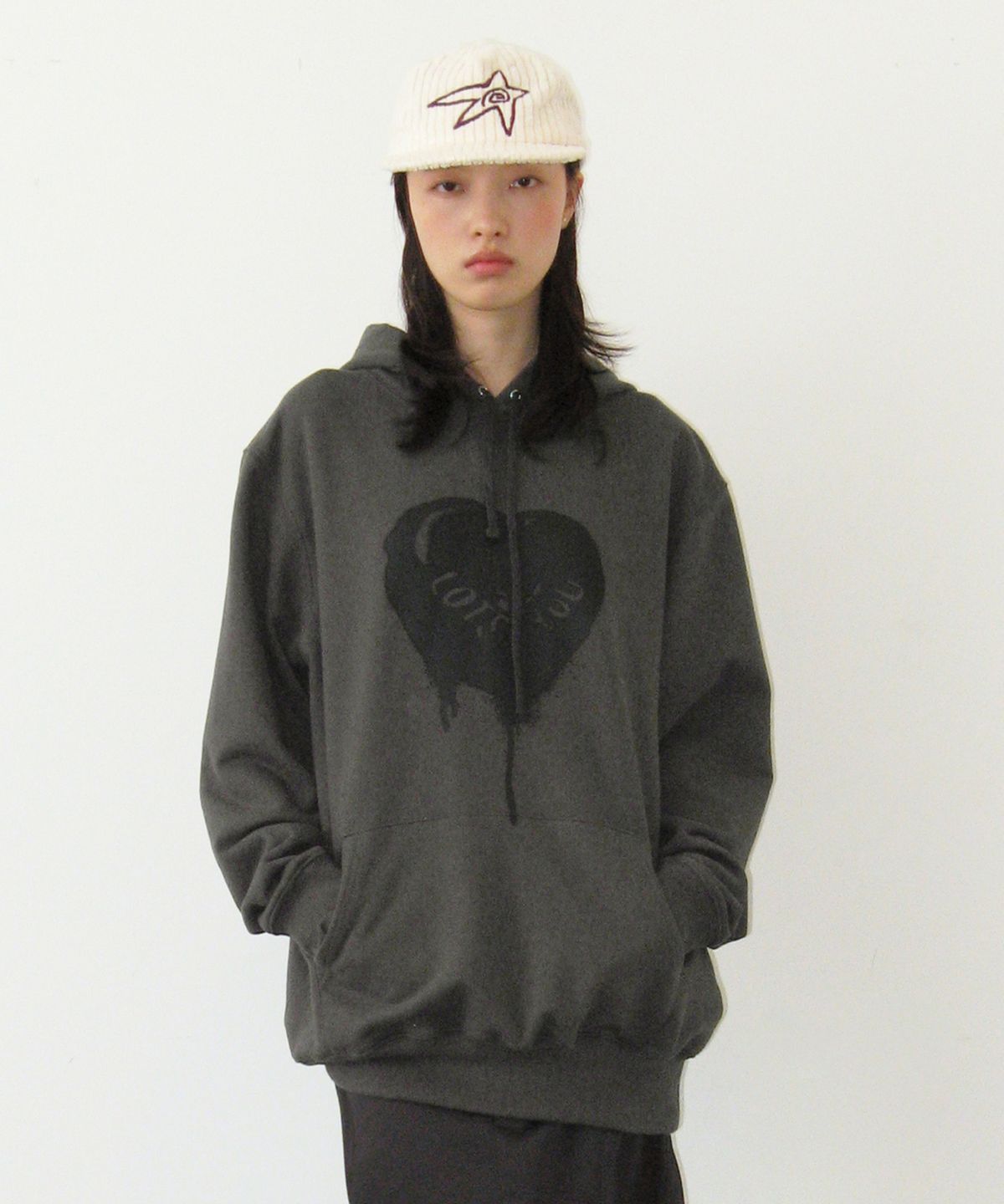 라츠유(LOTSYOU) Melting Heart Candy Hoodie Charcoal