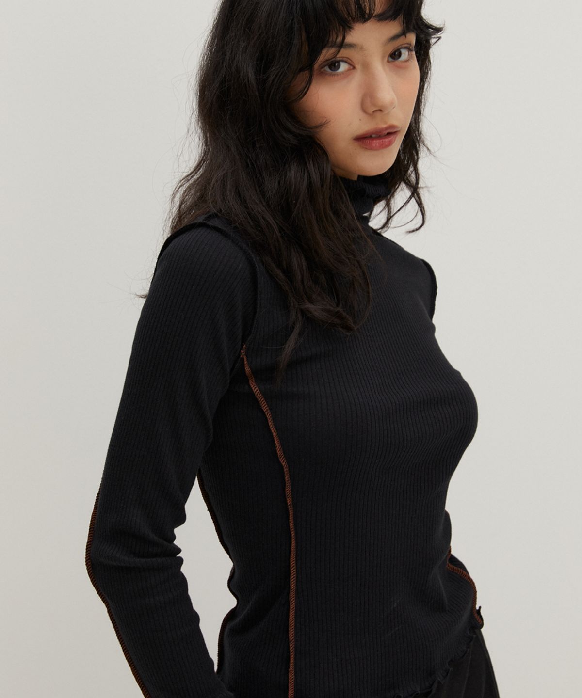 레이버러스(RAVEROUS) 컨트라스트 인터록 터틀넥 티셔츠 블랙