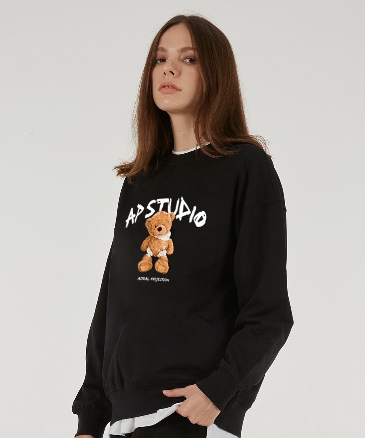 아스트랄 프로젝션(ASTRAL PROJECTION) 윙크 베어돌 오버핏 드롭숄더 맨투맨_블랙