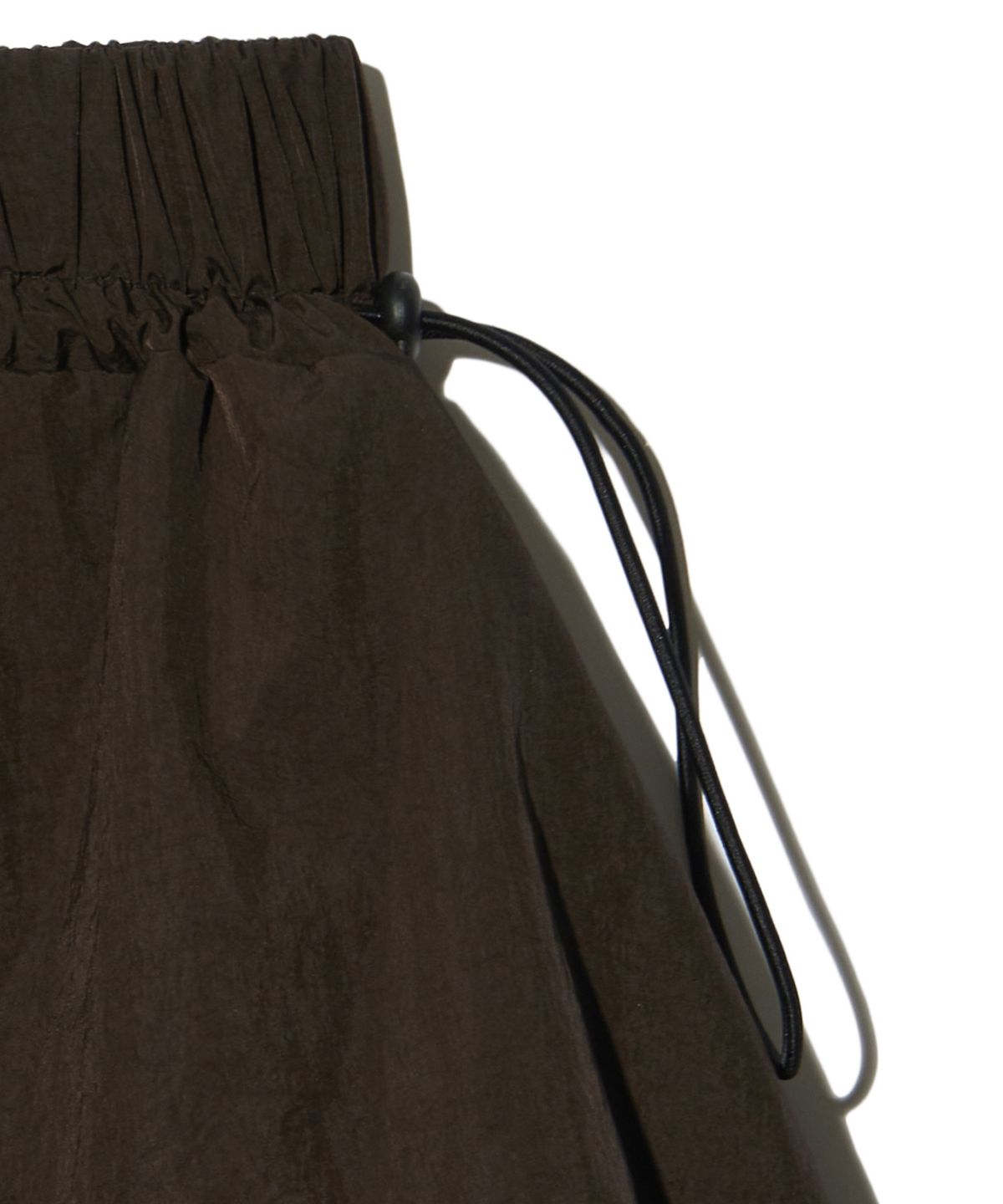 피스메이커(PIECE MAKER) NYLON SHIRRING PUMPKIN SKIRT (BROWN)