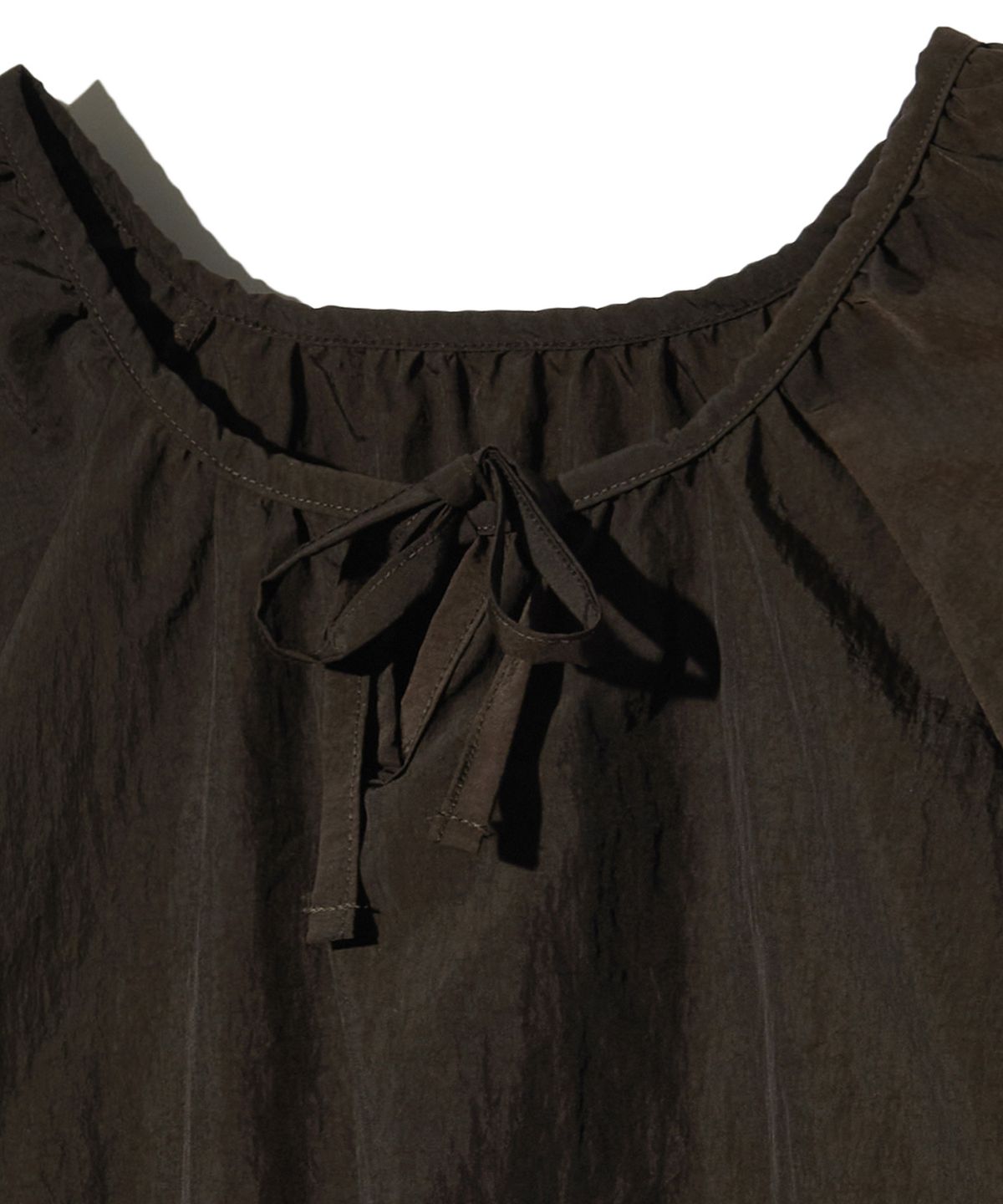 피스메이커(PIECE MAKER) NYLON SHIRRING WARM UP CREW (BROWN)