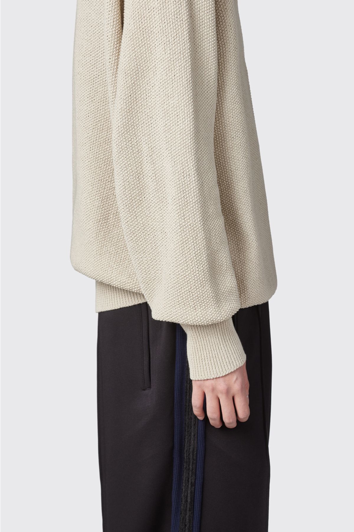 해칭룸(HATCHINGROOM) Vase Neck Knit Sand