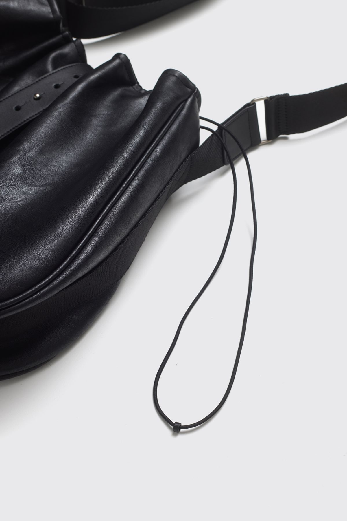 해칭룸(HATCHINGROOM) Wavy Bag Faux Leather Black