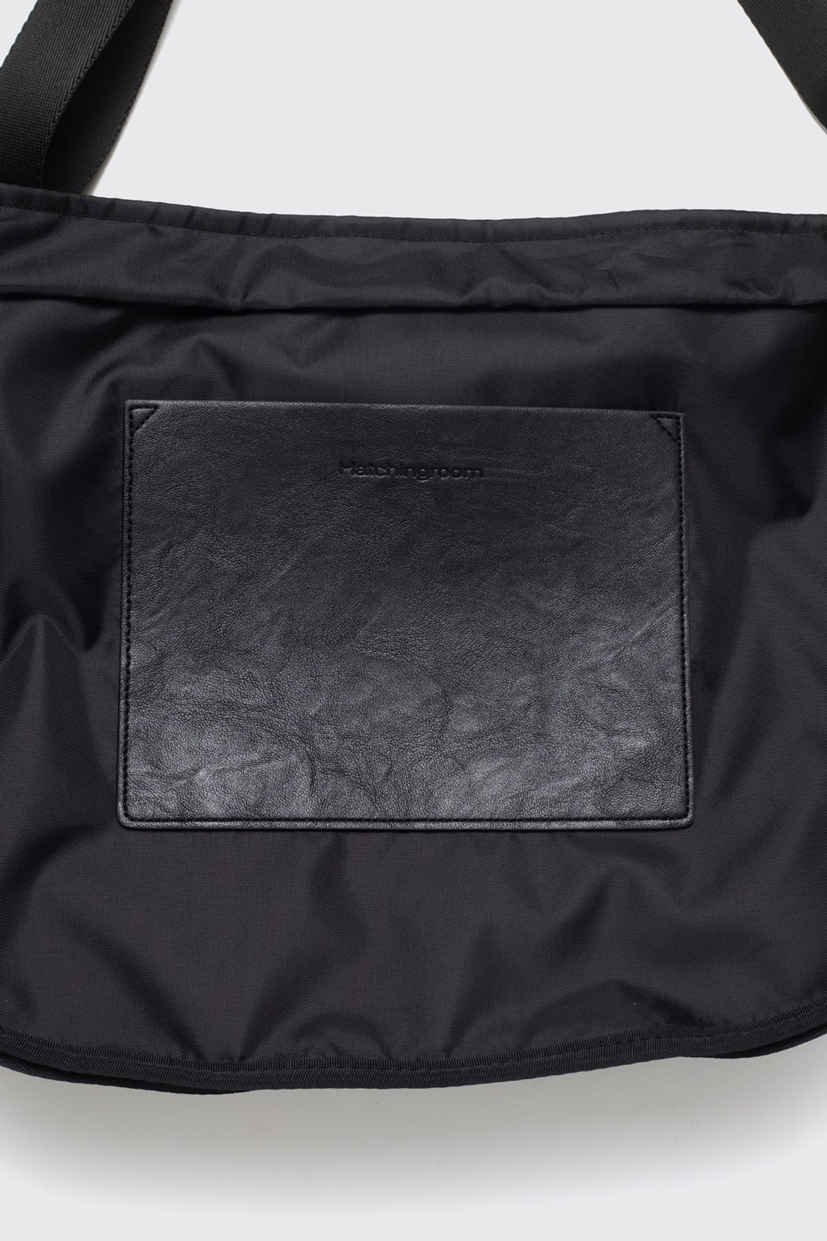 해칭룸(HATCHINGROOM) Wavy Bag Faux Leather Black