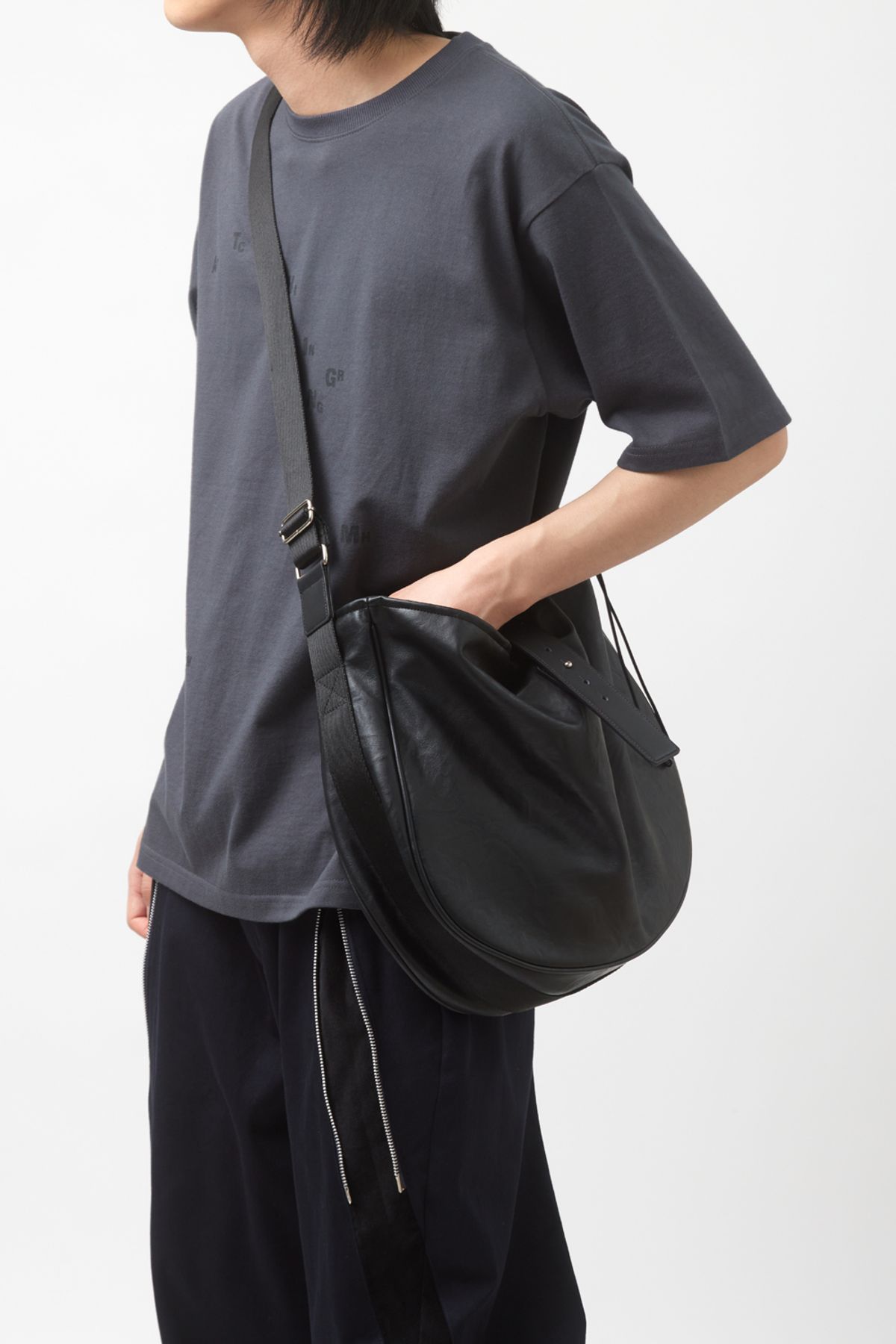 해칭룸(HATCHINGROOM) Wavy Bag Faux Leather Black
