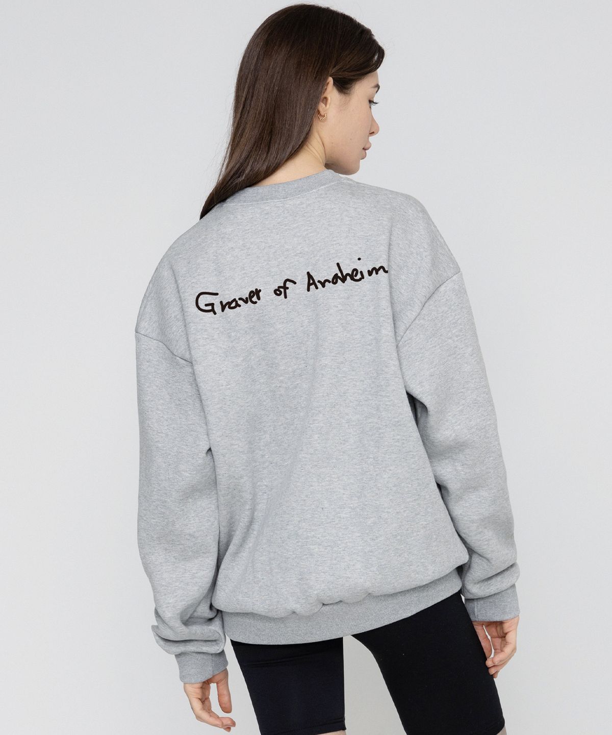 그레이버(GRAVER) [UNISEX]휴먼 퍼피 워크 백로고 맨투맨_그레이