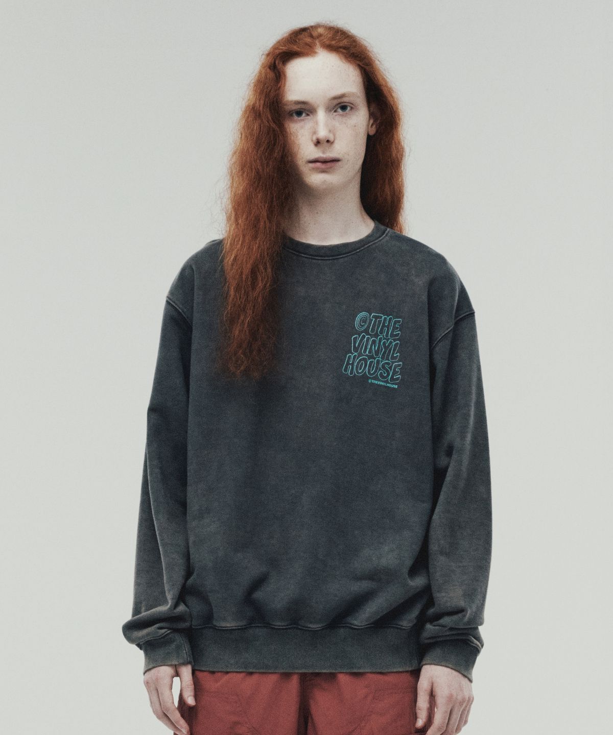 더바이닐하우스(THEVINYLHOUSE) BLEACH LOGO SWEATSHIRTS CHARCOAL (VH2DFUM447A)
