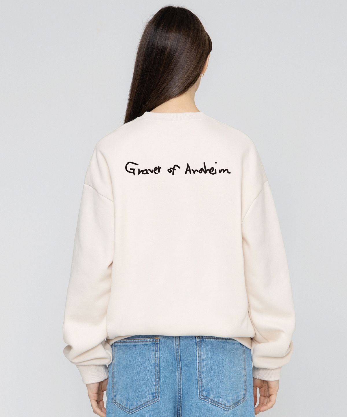 그레이버(GRAVER) [UNISEX]휴먼 퍼피 워크 백로고 맨투맨_크림