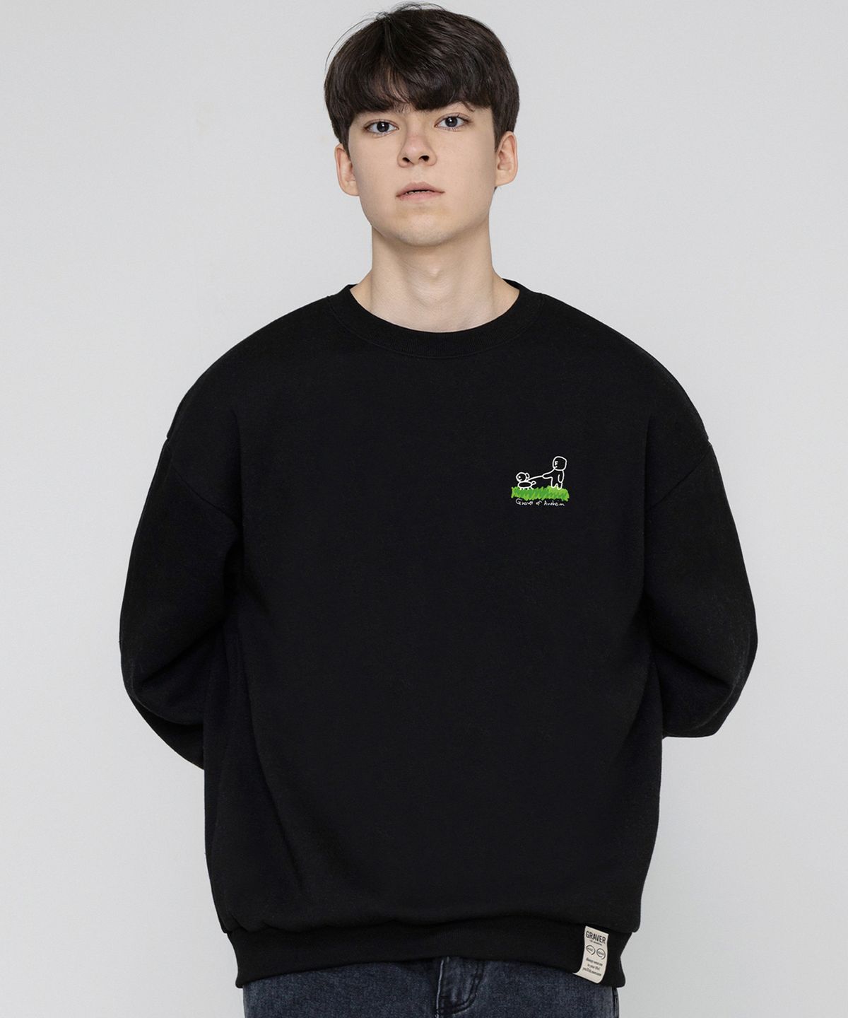 그레이버(GRAVER) [UNISEX]휴먼 퍼피 워크 백로고 맨투맨_블랙