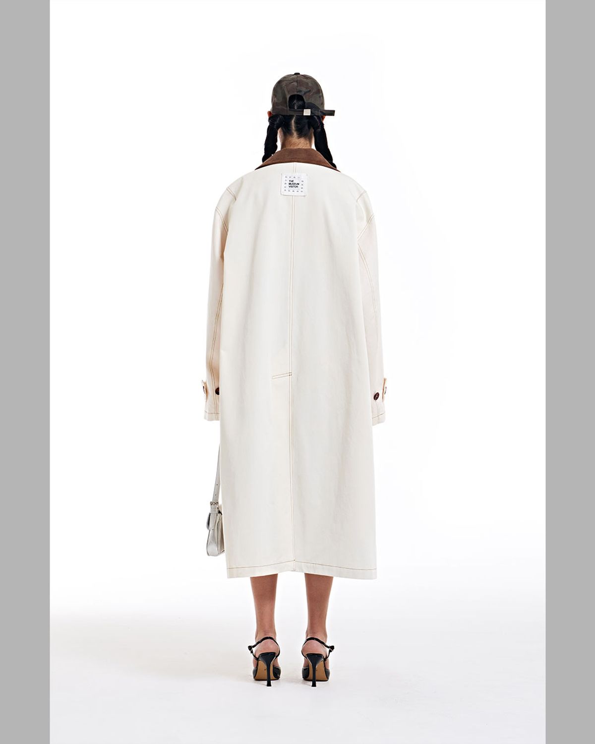 더뮤지엄비지터(THEMUSEUMVISITOR) CORDUROY COLLAR MAC COAT (BEIGE)