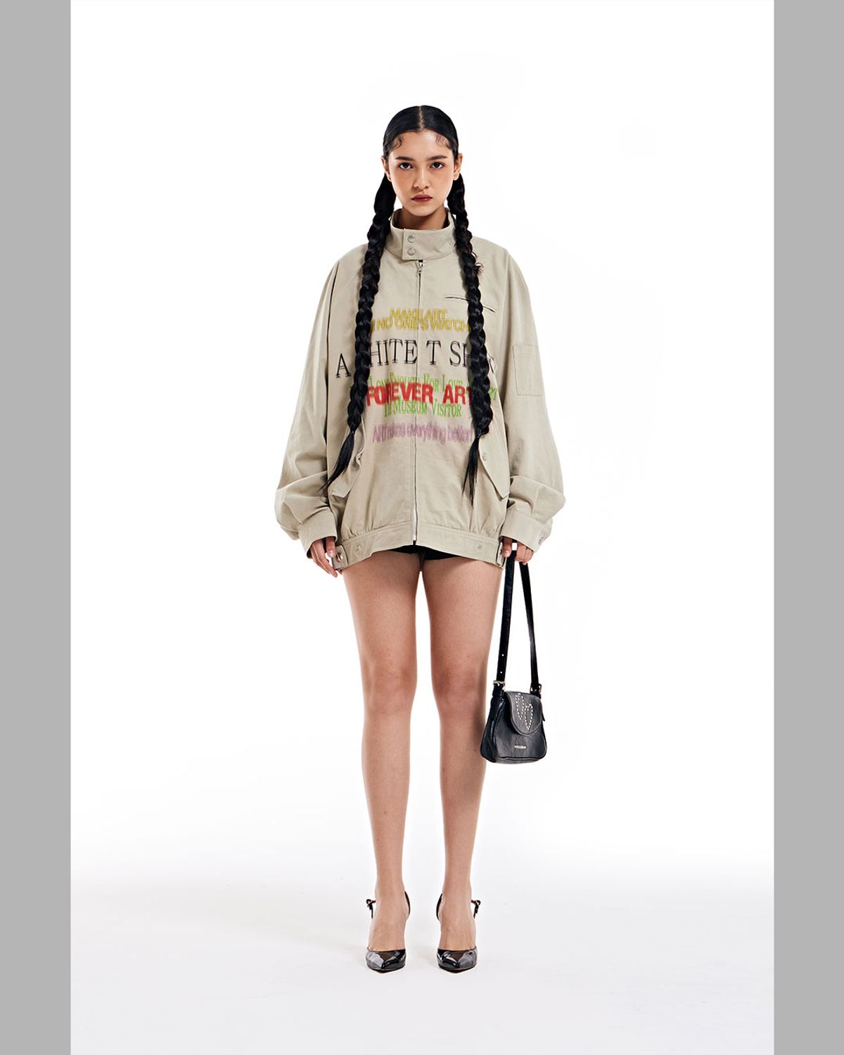 더뮤지엄비지터(THEMUSEUMVISITOR) LETTERING PRINTED COTTON BLOUSON (BEIGE)