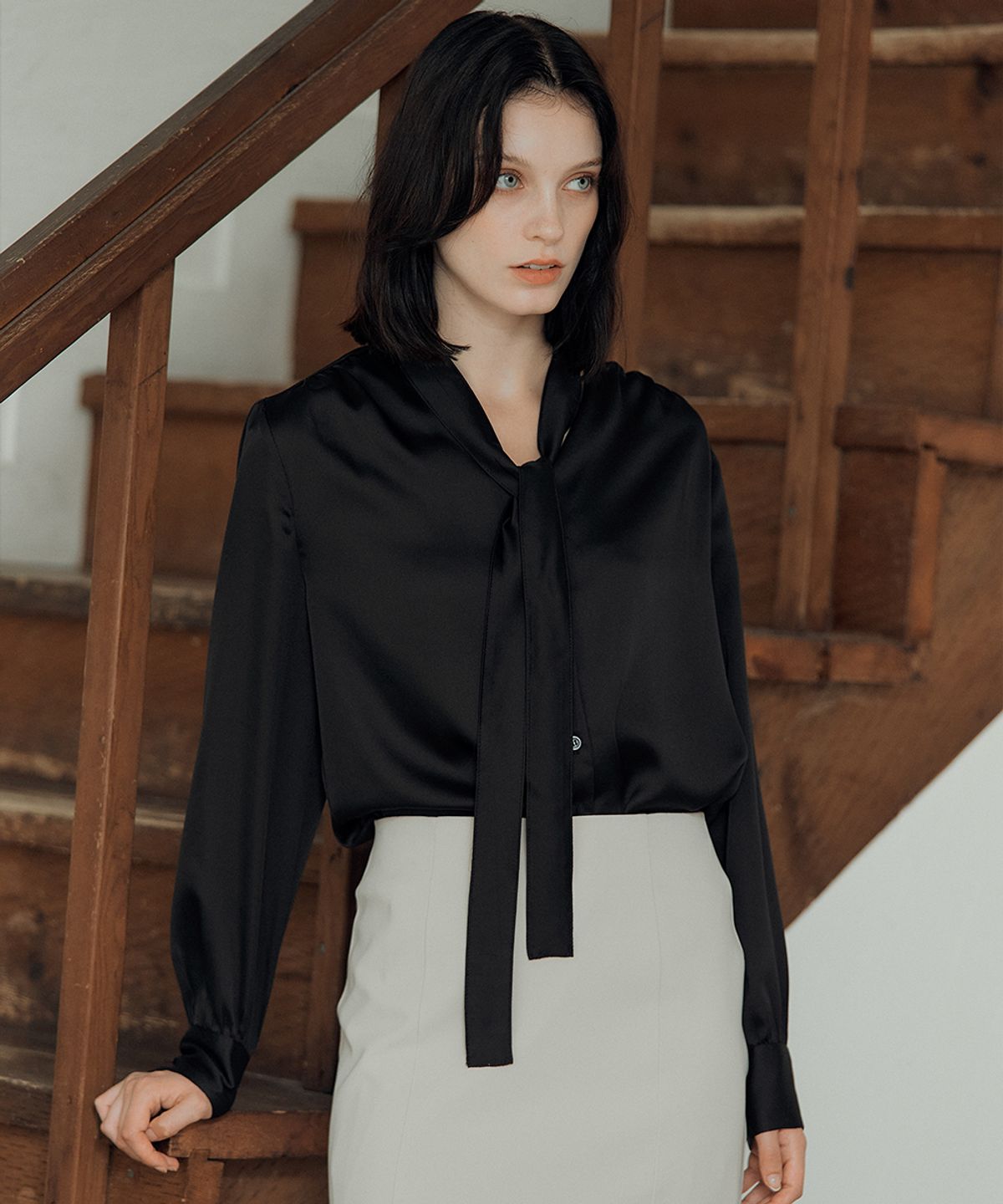 드헤베(DEHEVE) Camila Tie Silky Blouse [Black]