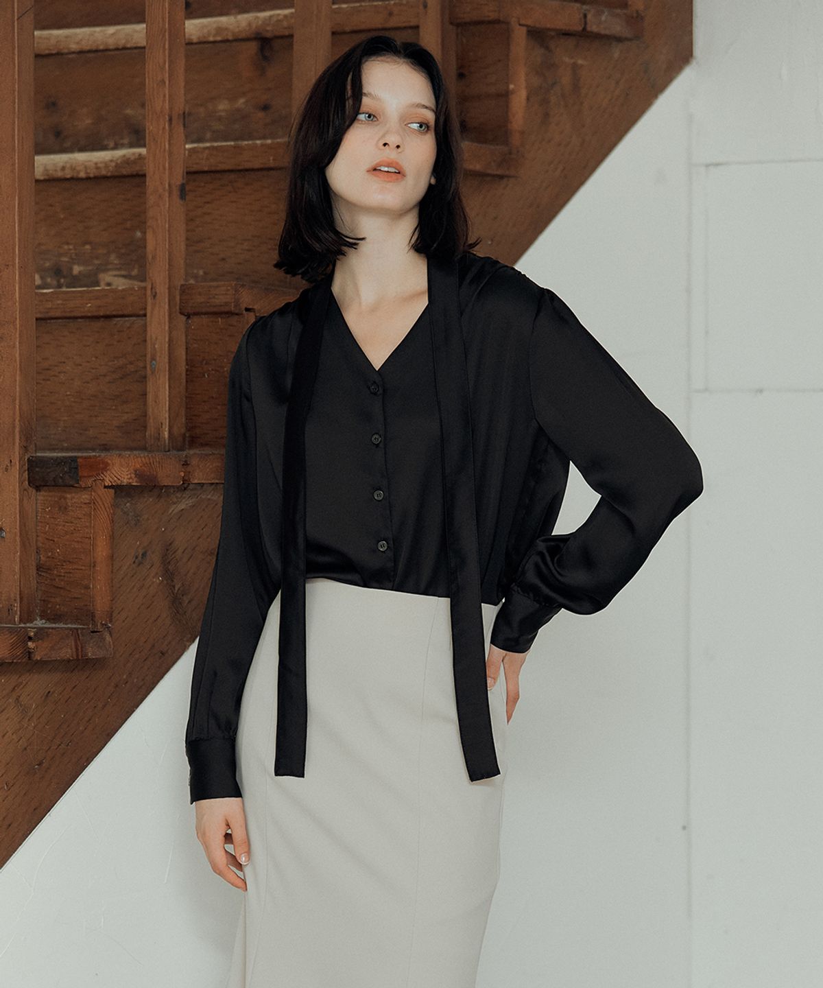 드헤베(DEHEVE) Camila Tie Silky Blouse [Black]