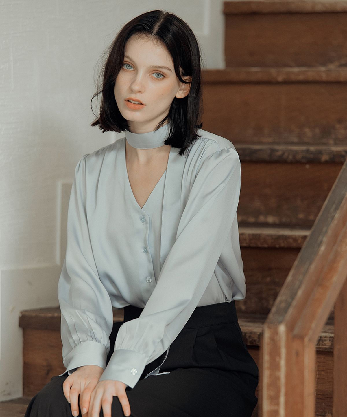 드헤베(DEHEVE) Camila Tie Silky Blouse [Blue]
