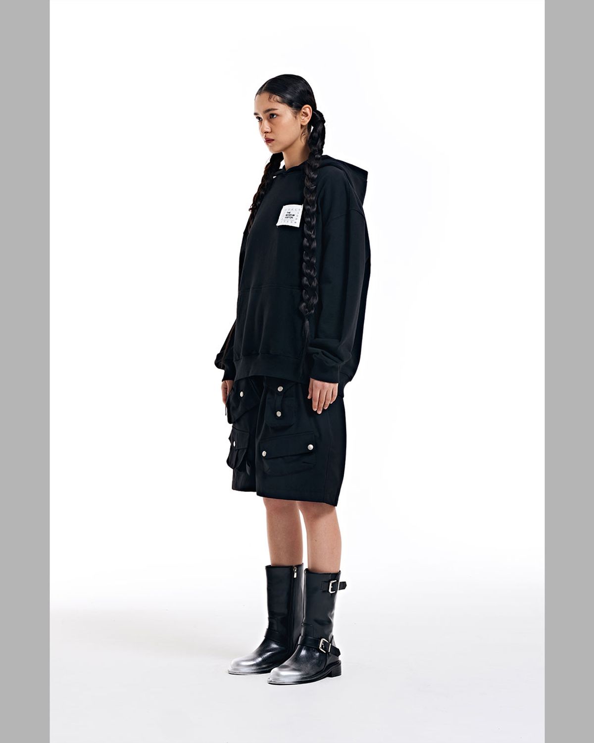 더뮤지엄비지터(THEMUSEUMVISITOR) CUBIC LOGO STITCHED ESSENTIAL HOODY (BLACK)
