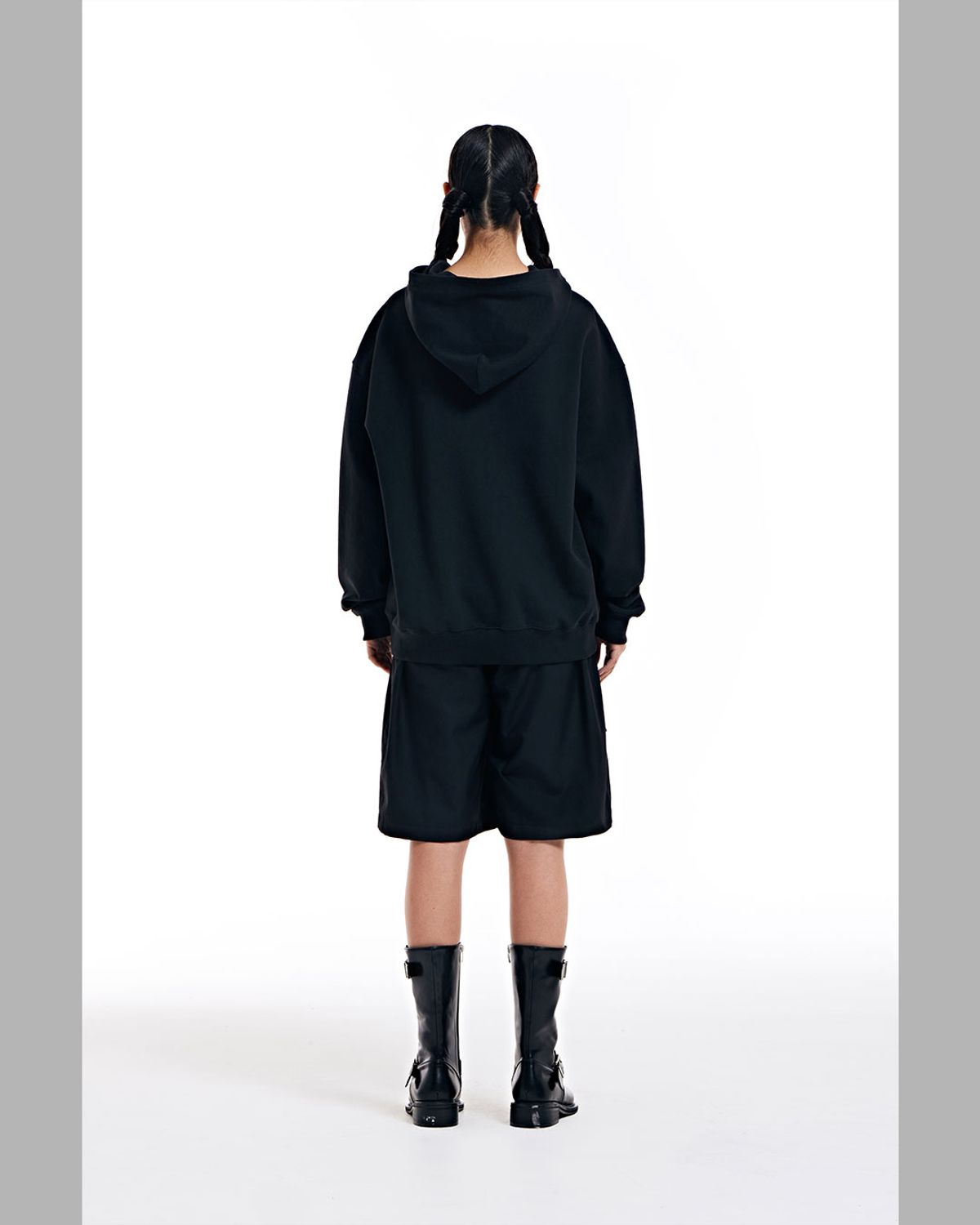 더뮤지엄비지터(THEMUSEUMVISITOR) CUBIC LOGO STITCHED ESSENTIAL HOODY (BLACK)