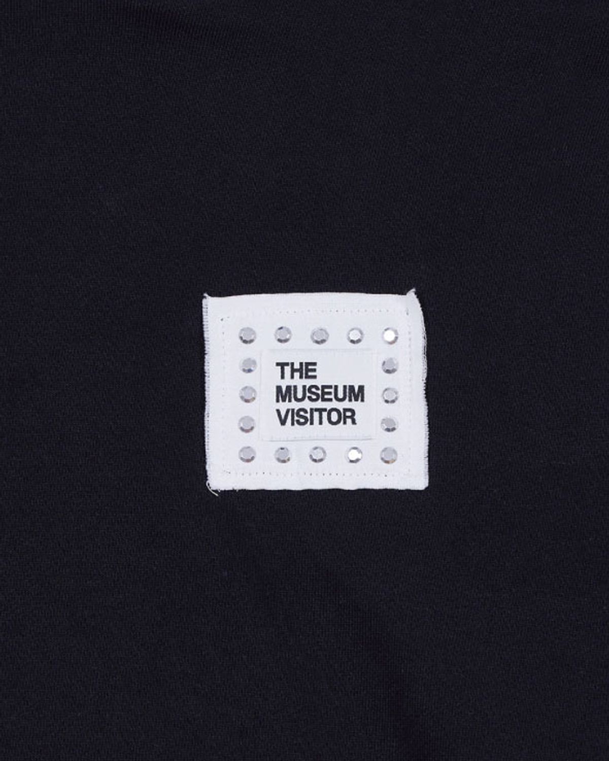 더뮤지엄비지터(THEMUSEUMVISITOR) CUBIC LOGO STITCHED ESSENTIAL HOODY (BLACK)