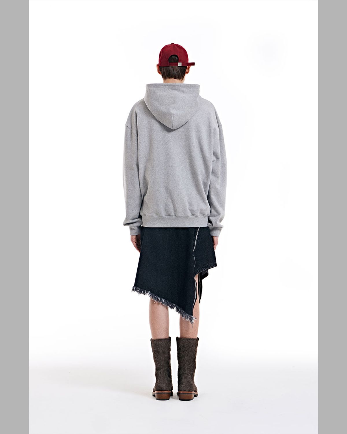 더뮤지엄비지터(THEMUSEUMVISITOR) CUBIC LOGO STITCHED ESSENTIAL HOODY (GREY)
