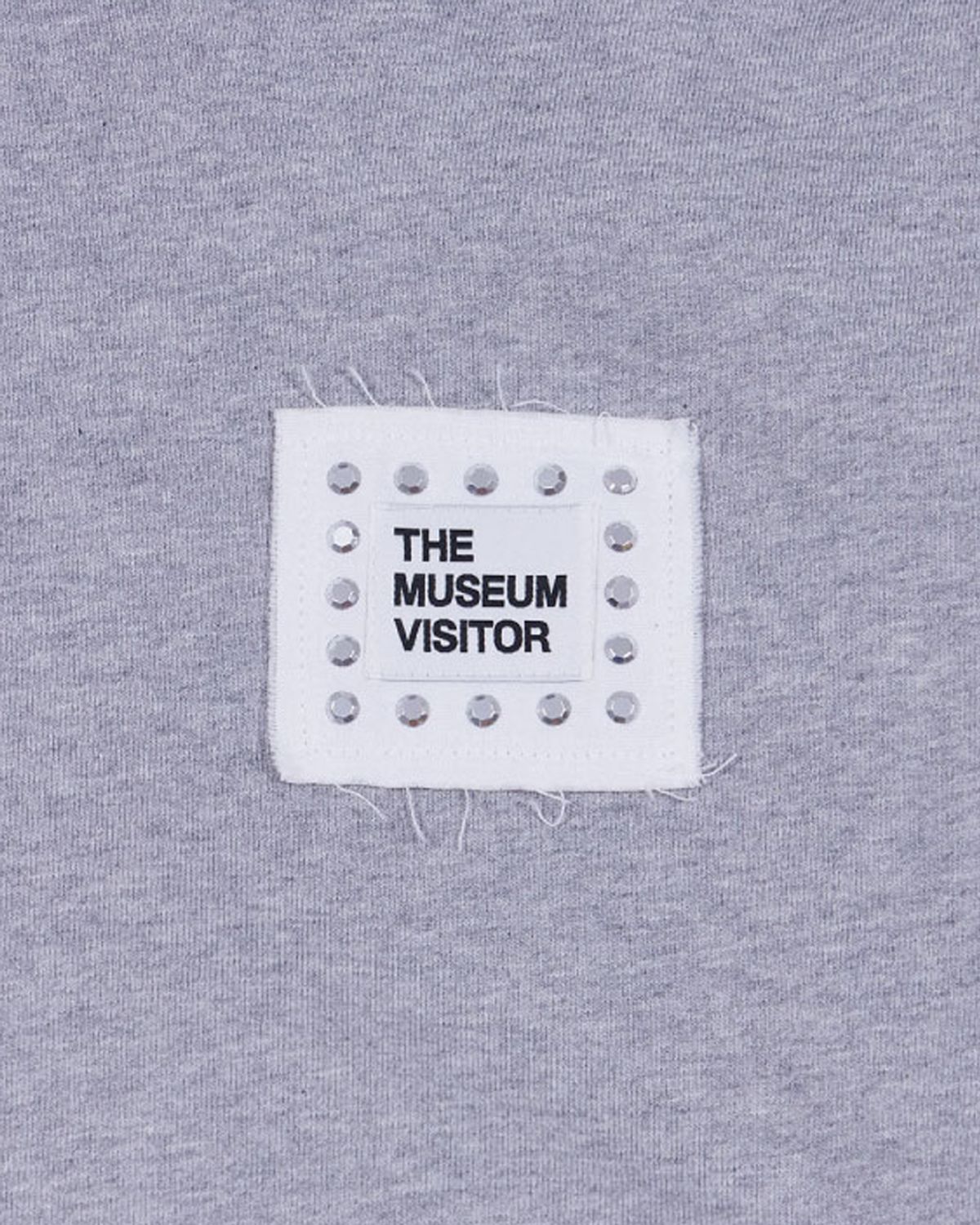 더뮤지엄비지터(THEMUSEUMVISITOR) CUBIC LOGO STITCHED ESSENTIAL HOODY (GREY)