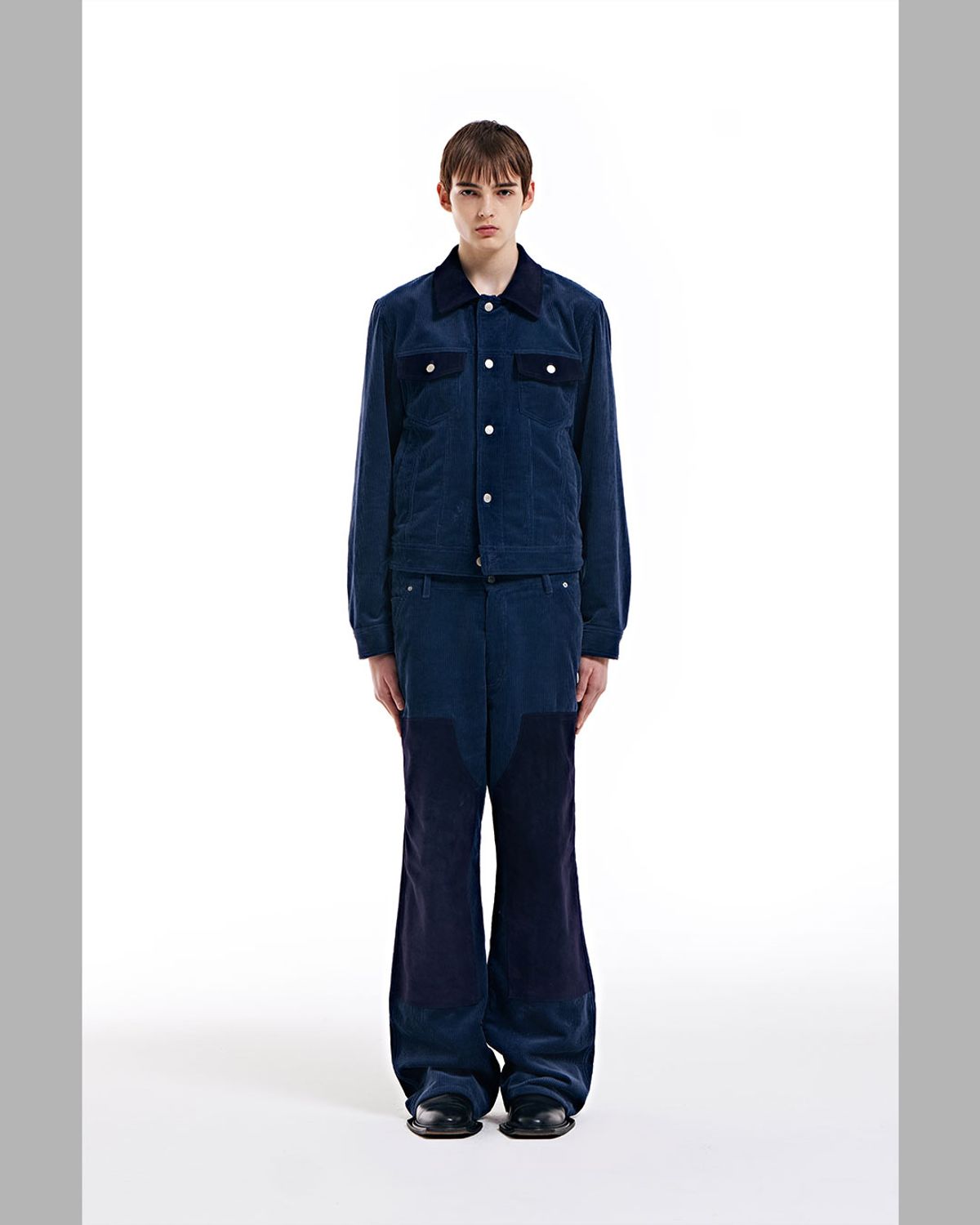 더뮤지엄비지터(THEMUSEUMVISITOR) CORDUROY SUEDE CARPENTER PANTS (NAVY)