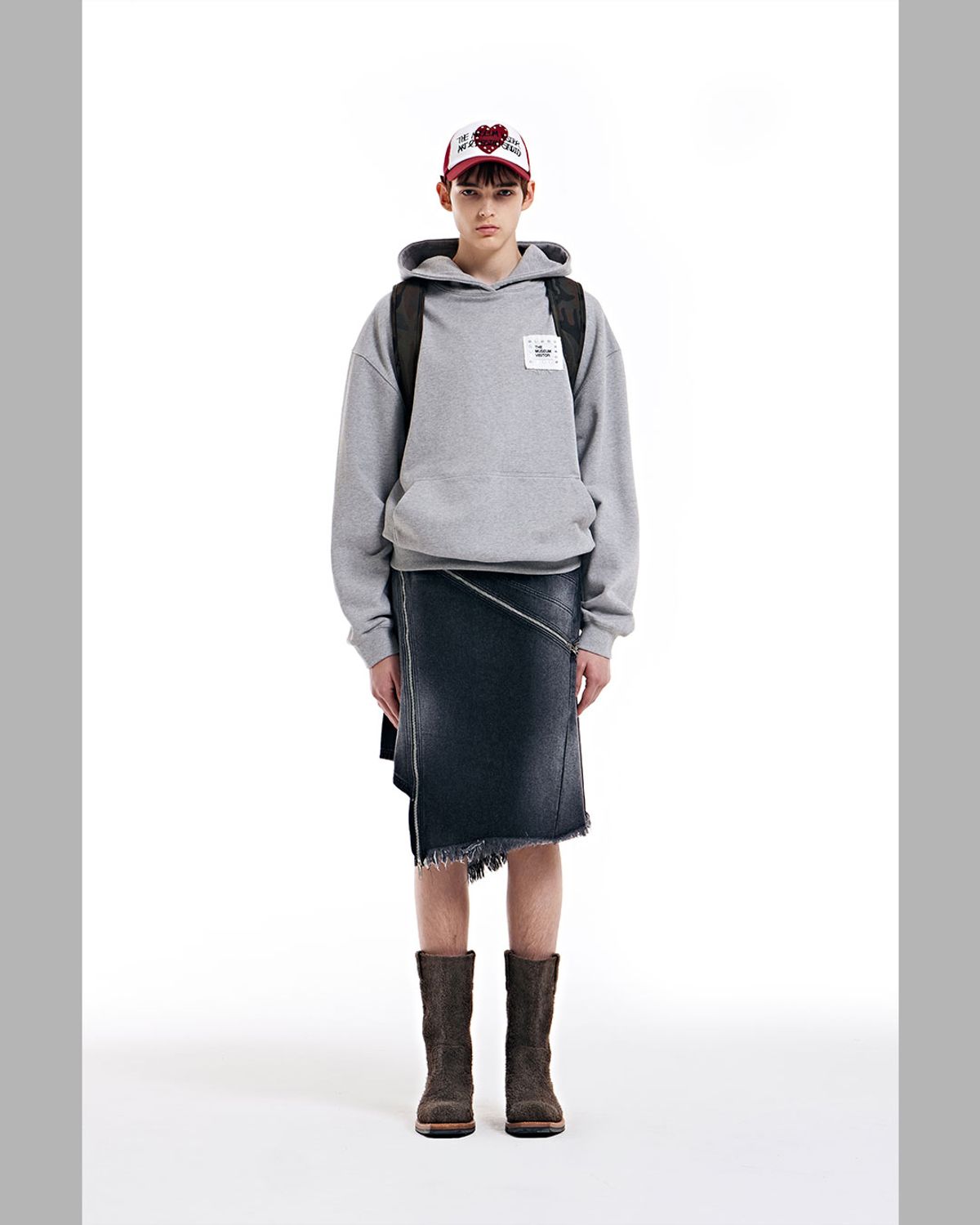 더뮤지엄비지터(THEMUSEUMVISITOR) DIAGONAL ZIPPER DETAILED WASHED DENIM SKIRT (BLACK)