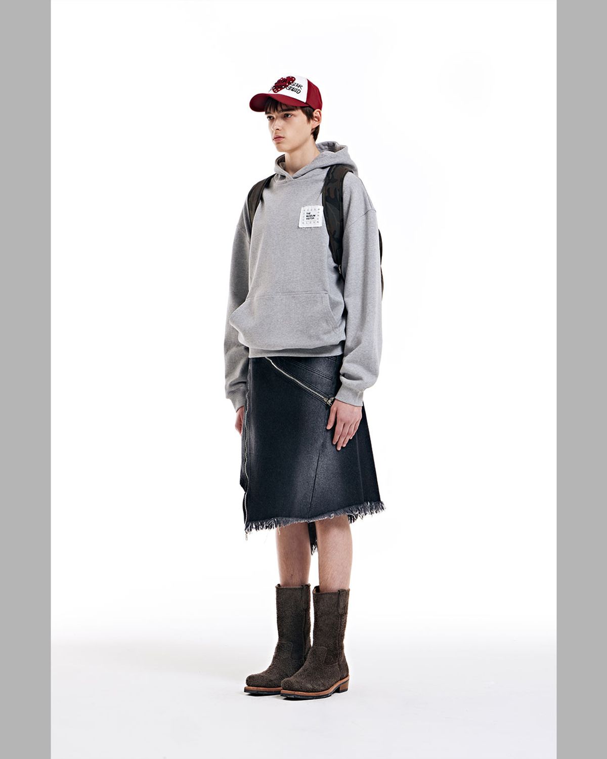 더뮤지엄비지터(THEMUSEUMVISITOR) DIAGONAL ZIPPER DETAILED WASHED DENIM SKIRT (BLACK)