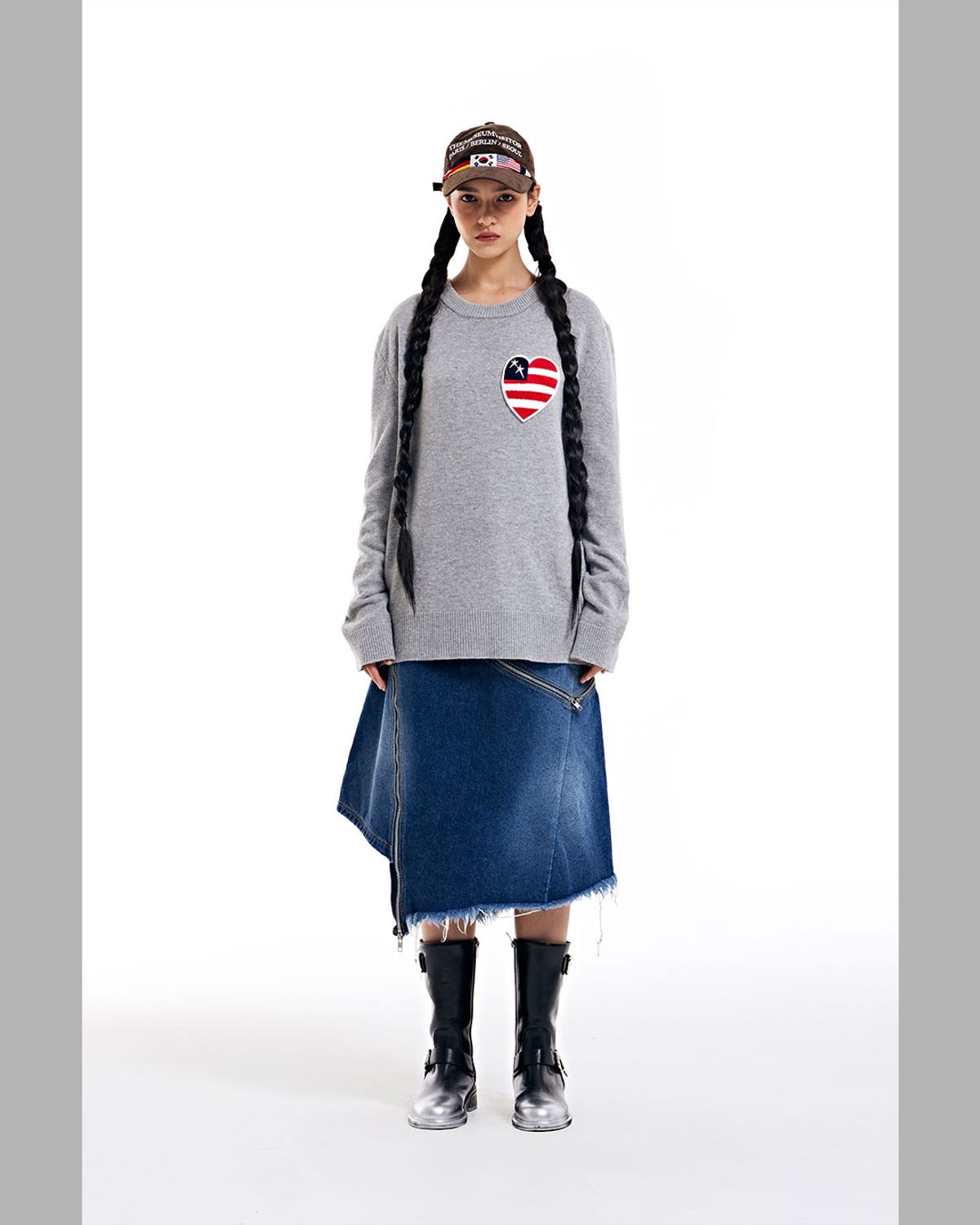 더뮤지엄비지터(THEMUSEUMVISITOR) DIAGONAL ZIPPER DETAILED WASHED DENIM SKIRT (WASHED BLUE)