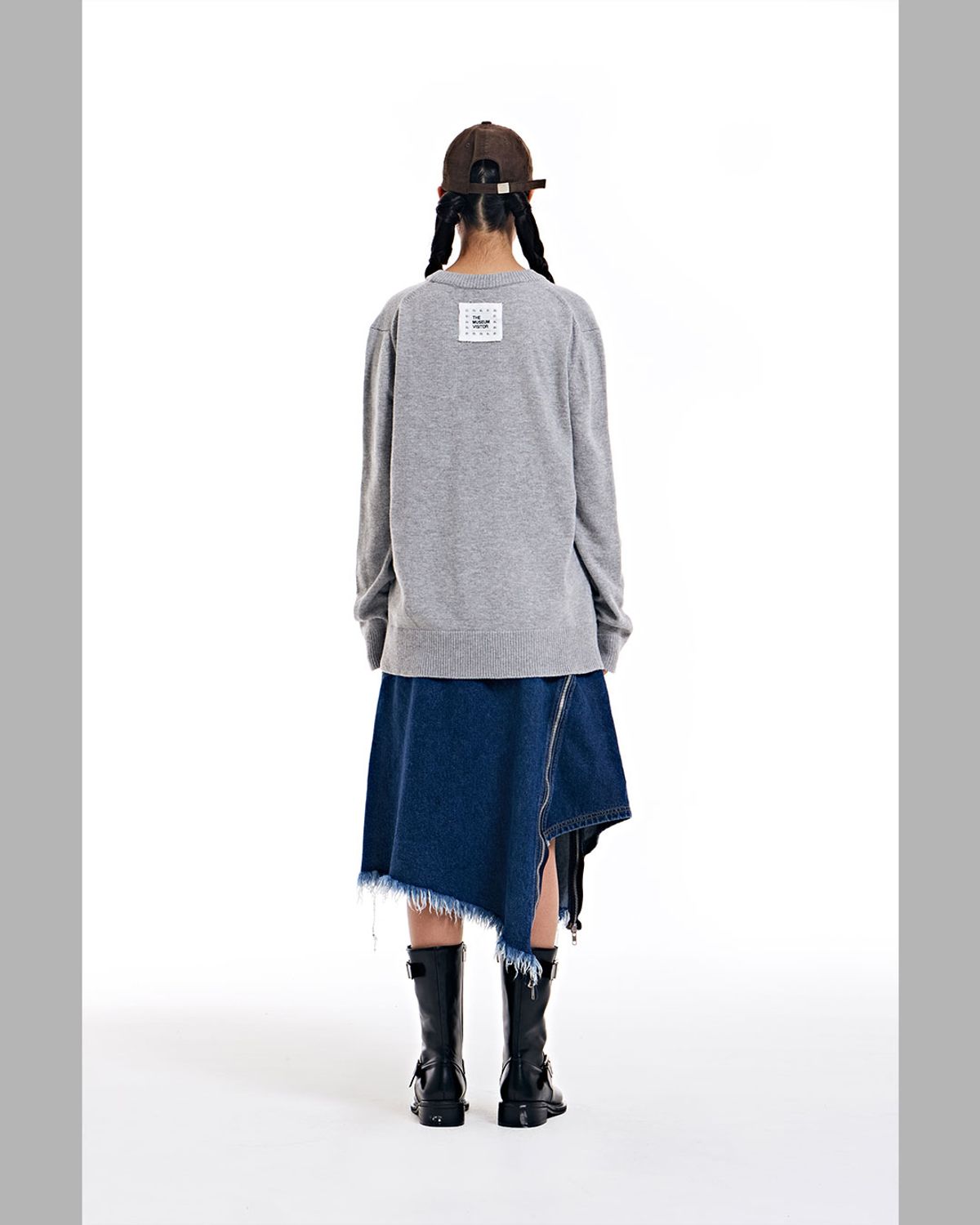 더뮤지엄비지터(THEMUSEUMVISITOR) DIAGONAL ZIPPER DETAILED WASHED DENIM SKIRT (WASHED BLUE)
