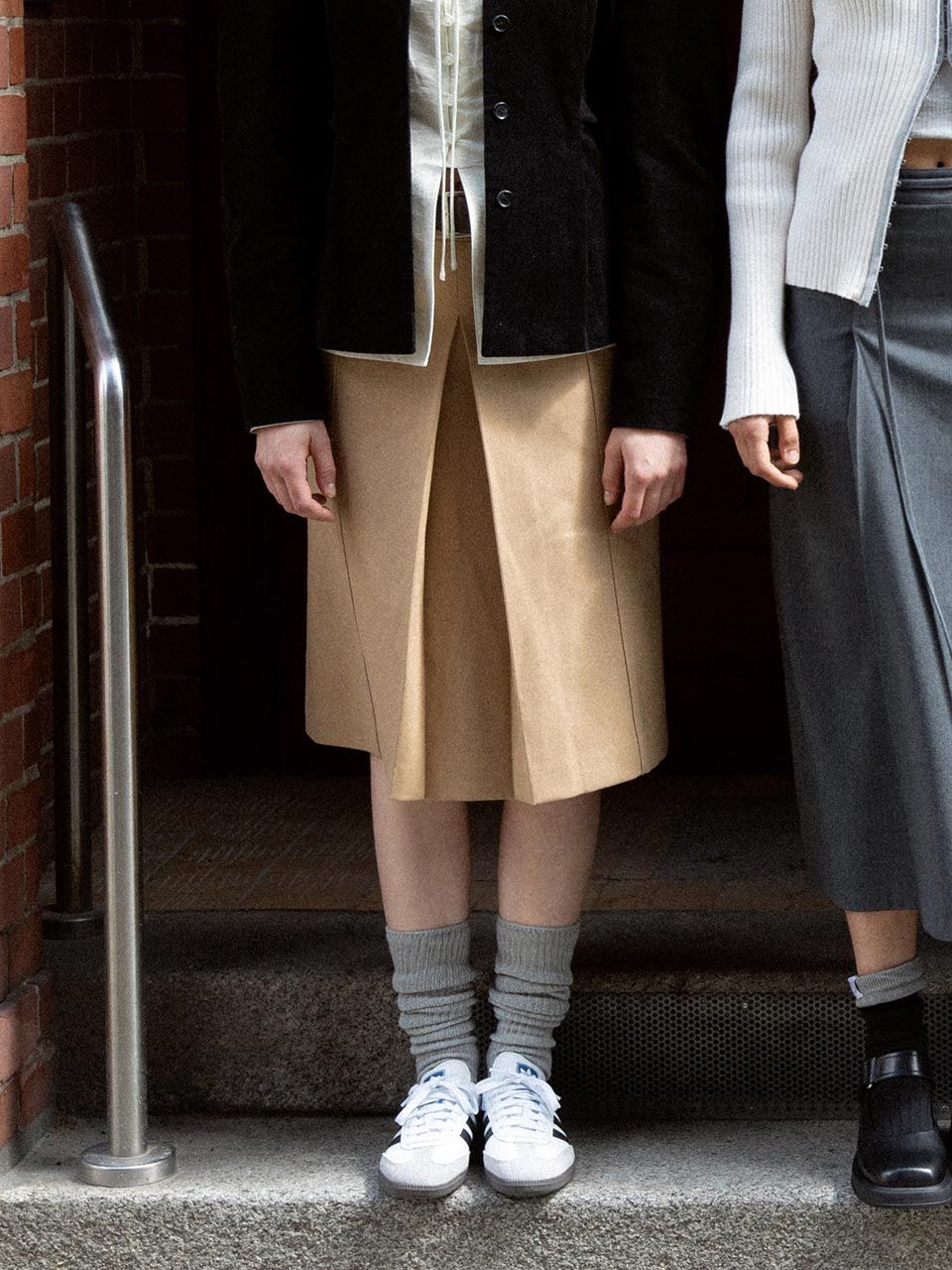MUSINSA | RAIVE Belt Skirt in Beige VW3AS320-91