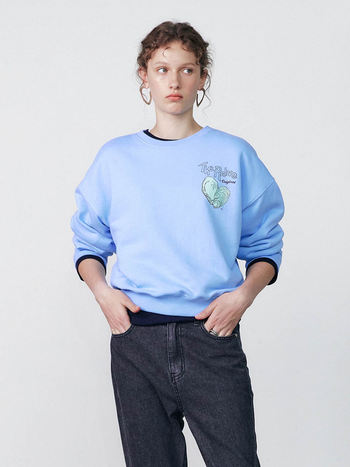레이브(RAIVE) The Shell Heart Graphic Sweatshirt in Blue VW3AE108-22
