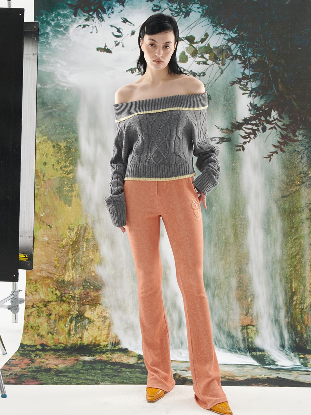 기준(KIJUN) Off-Shoulder Cable Knit Grey