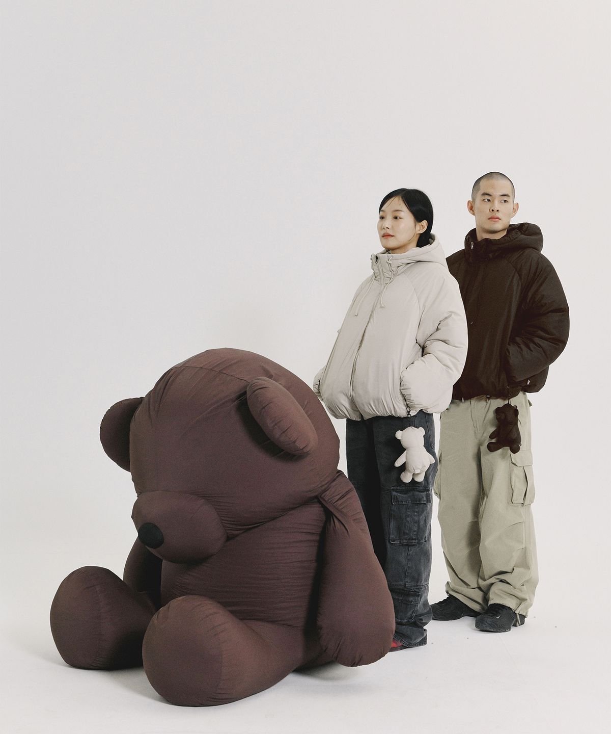 피지컬 디파트먼트(PHYSICAL DEPARTMENT) BEAR KEYRING PUFFER JACKET GREIGE