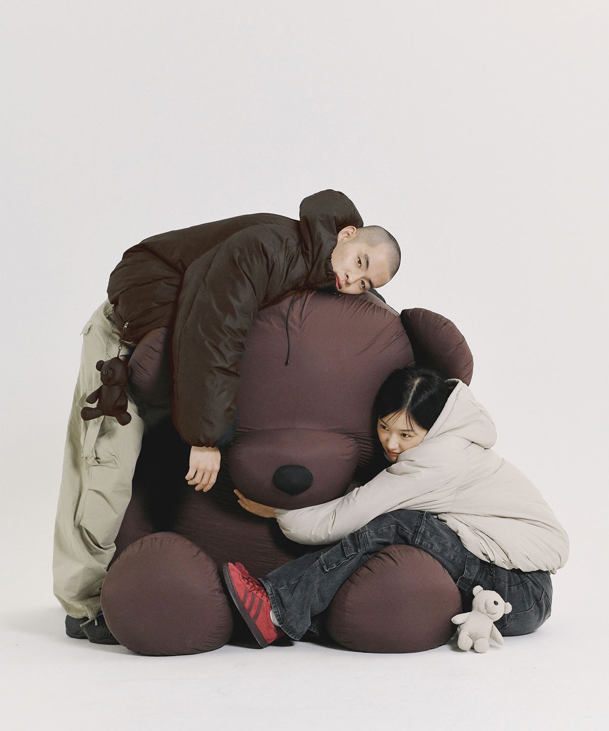 피지컬 디파트먼트(PHYSICAL DEPARTMENT) BEAR KEYRING PUFFER JACKET GREIGE