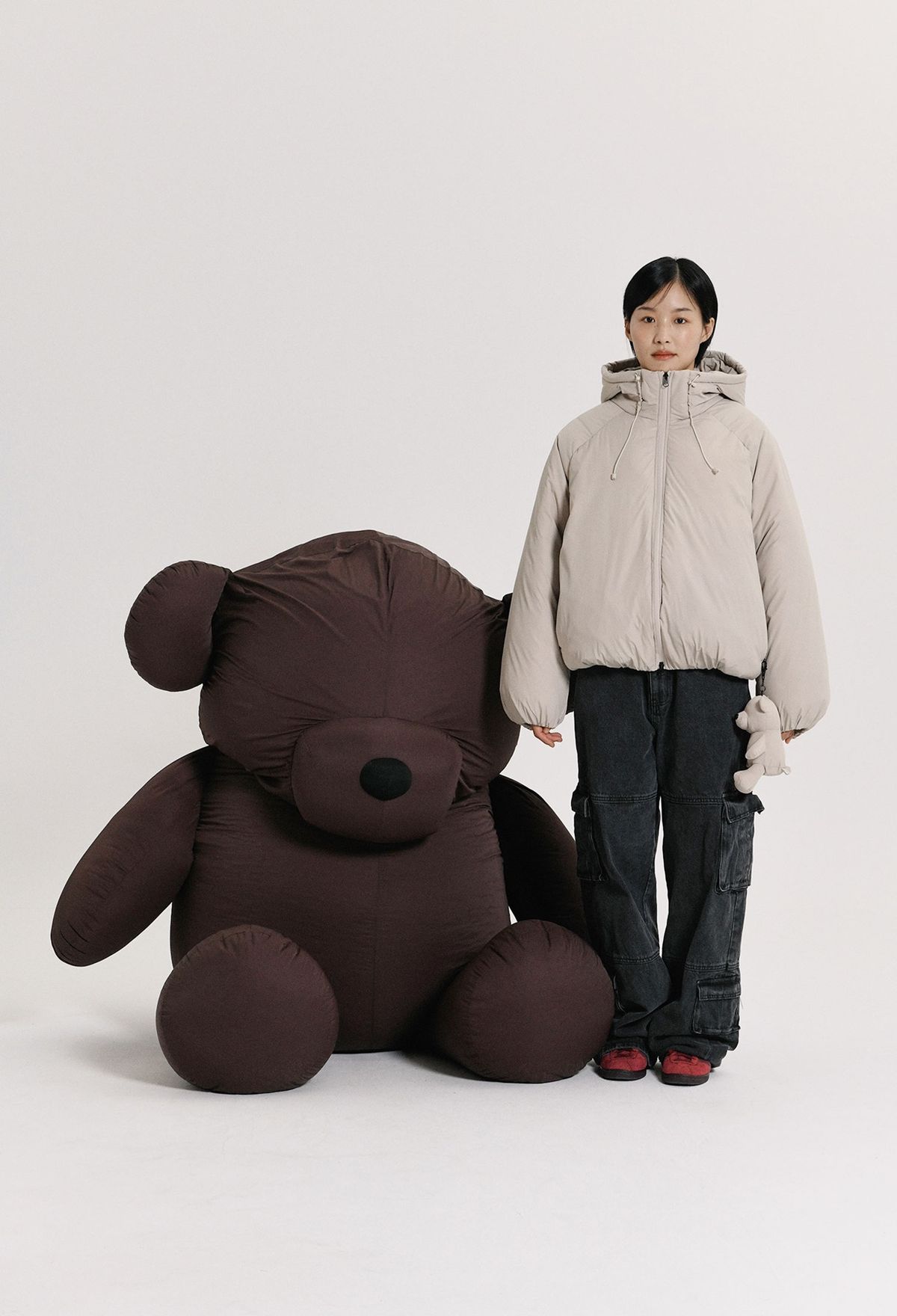 피지컬 디파트먼트(PHYSICAL DEPARTMENT) BEAR KEYRING PUFFER JACKET GREIGE