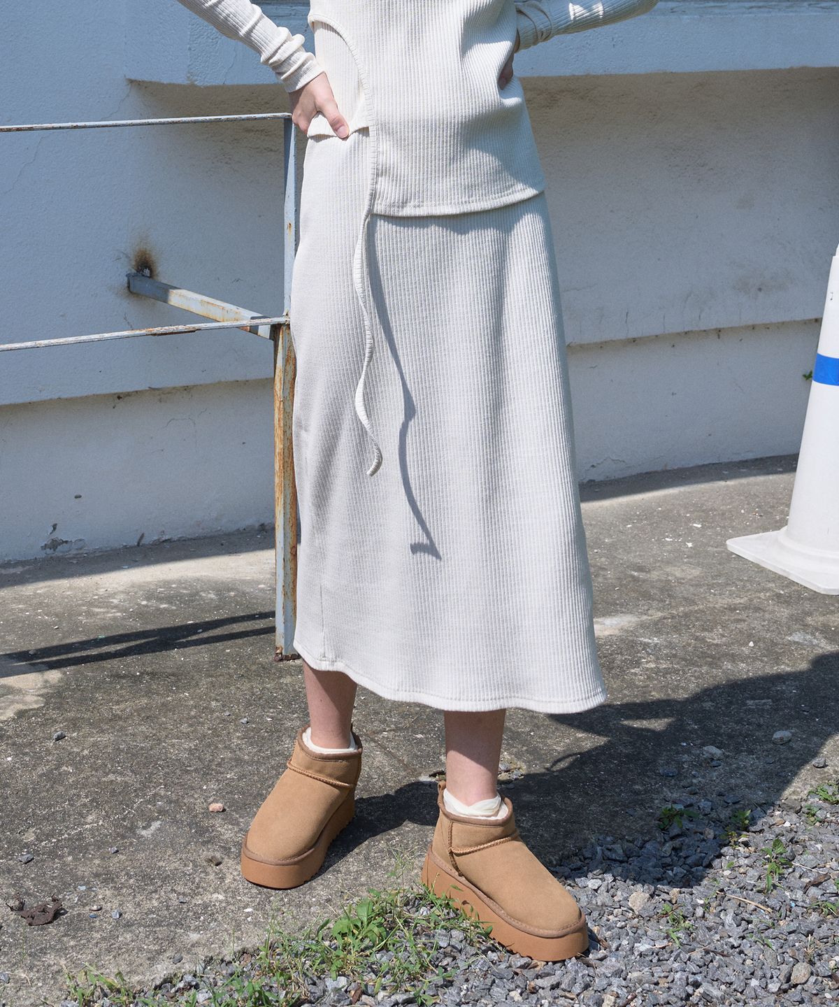 320쇼룸(320SHOWROOM) Banding Slit Ribbed Span Long Skirt Cream