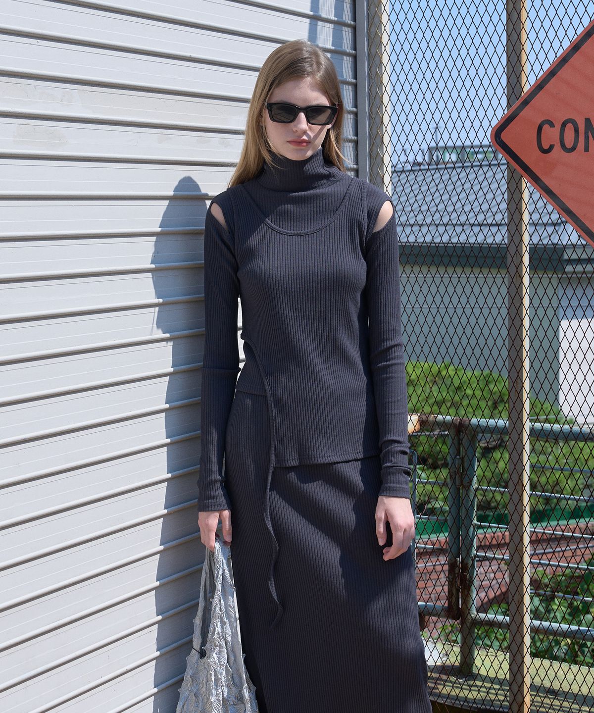 320쇼룸(320SHOWROOM) Shoulder cut out Slim Ribbed Span Turtle neck Tshirts Deep navy