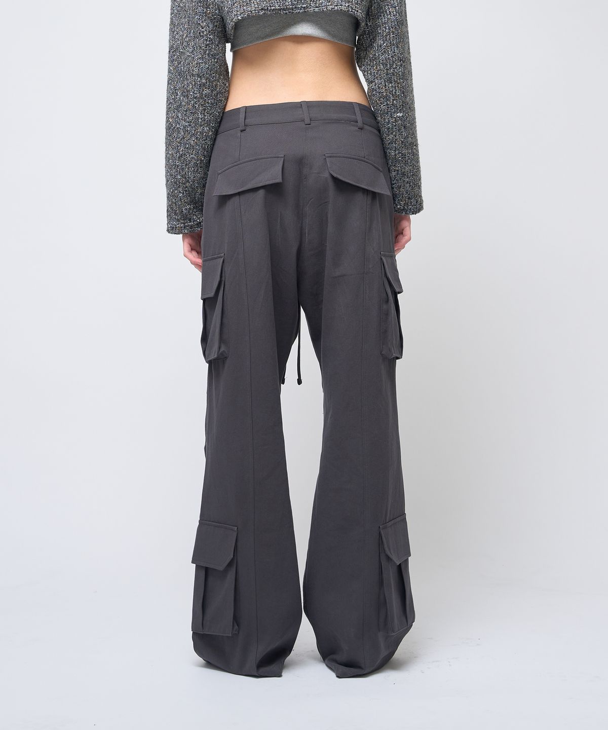 320쇼룸(320SHOWROOM) 4Cargo Pocket Pintuck Keyring Straight Pants Charcoal