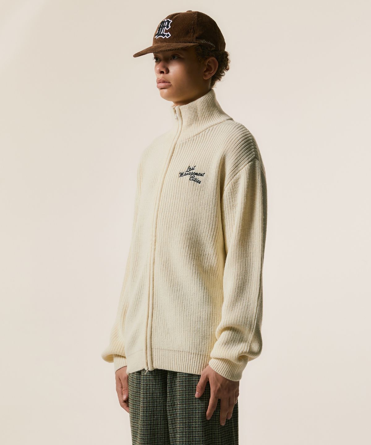 엘엠씨(LMC) SCRIPT HIGH NECK ZIP-UP KNIT CARDIGAN cream