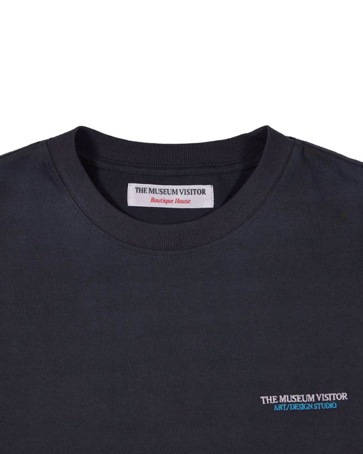 더뮤지엄비지터(THEMUSEUMVISITOR) LOGO SPRAY WASHED T-SHIRTS (CHARCOAL)