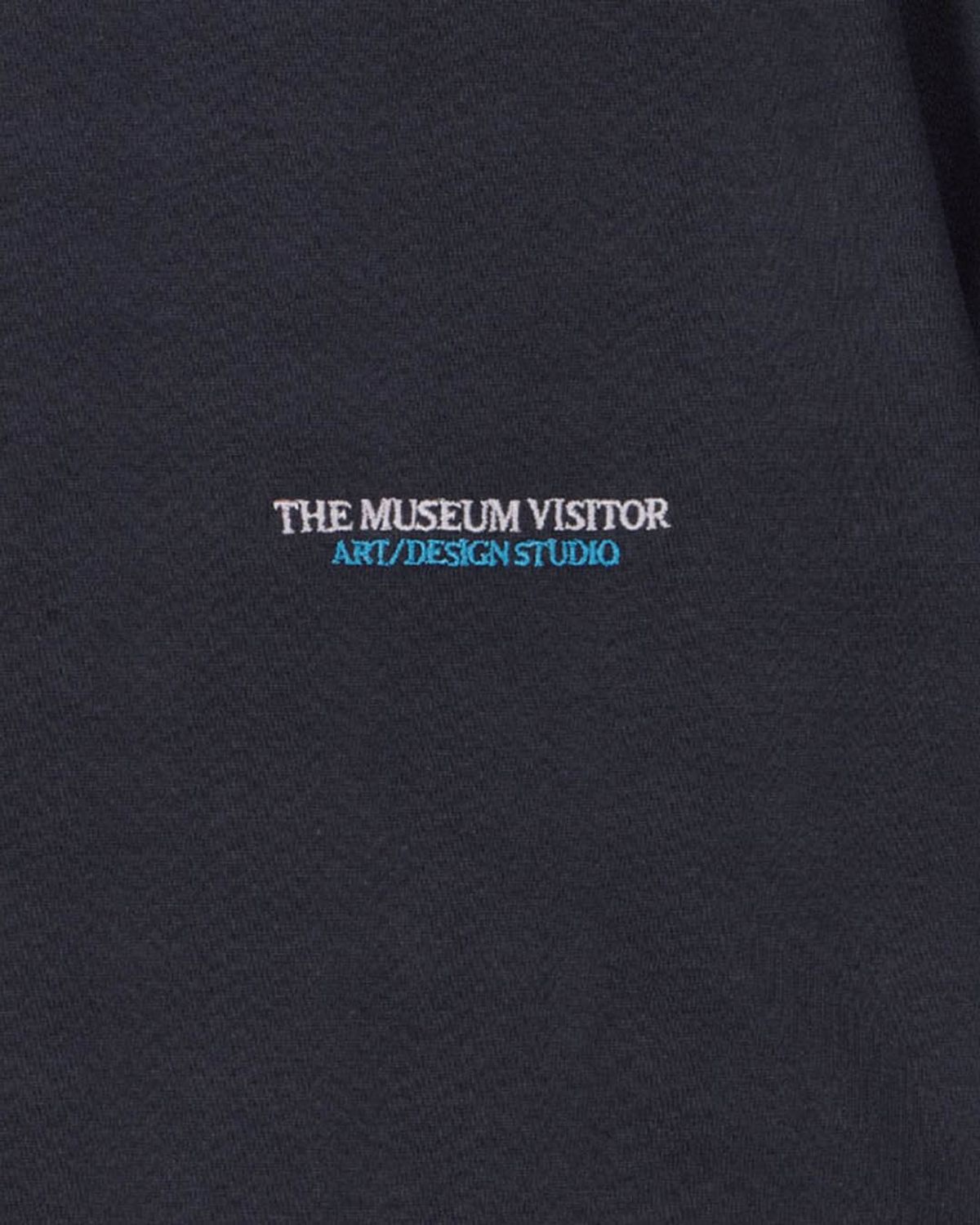 더뮤지엄비지터(THEMUSEUMVISITOR) LOGO SPRAY WASHED T-SHIRTS (CHARCOAL)