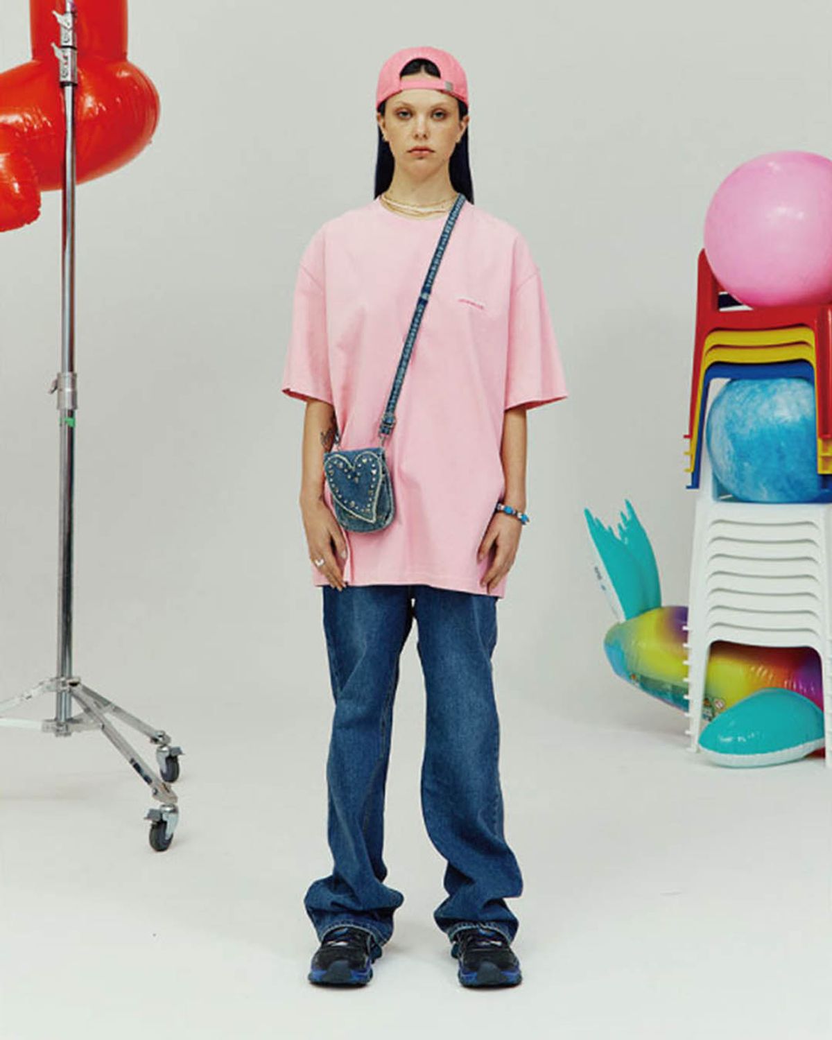 더뮤지엄비지터(THEMUSEUMVISITOR) LOGO SPRAY WASHED T-SHIRTS (PINK)