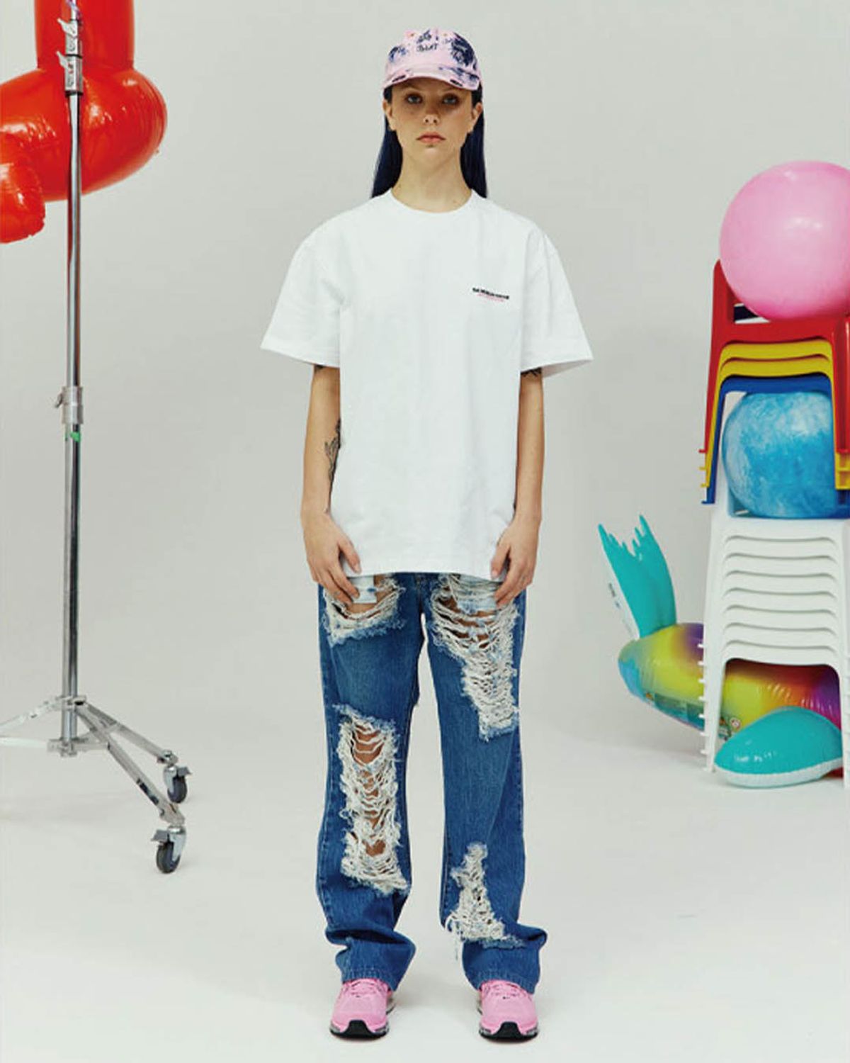 더뮤지엄비지터(THEMUSEUMVISITOR) LOGO SPRAY WASHED T-SHIRTS (WHITE)