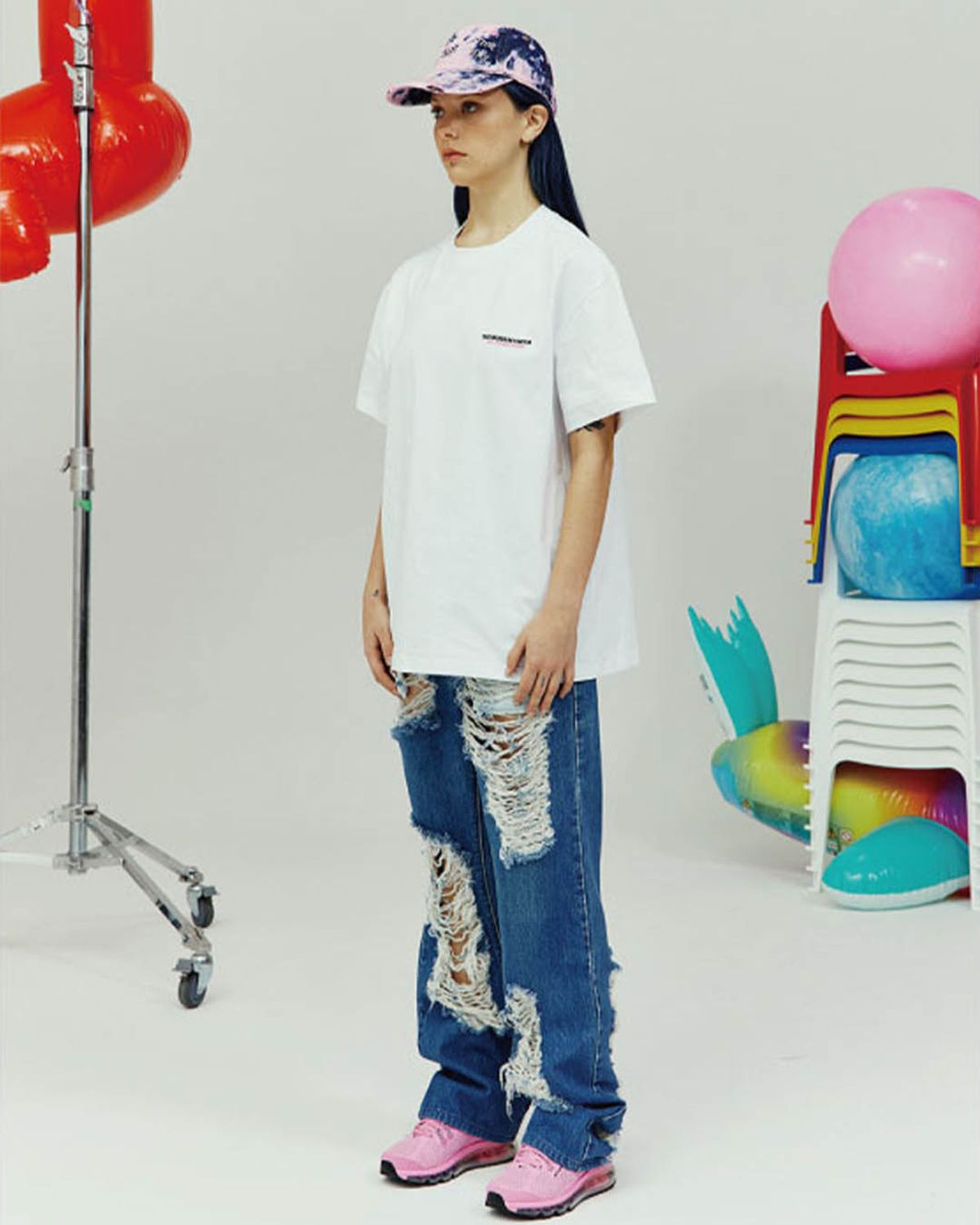 더뮤지엄비지터(THEMUSEUMVISITOR) LOGO SPRAY WASHED T-SHIRTS (WHITE)