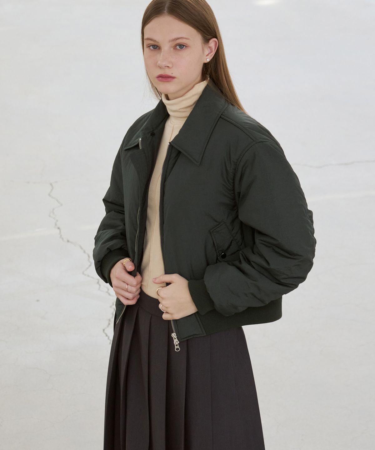 드로우핏 우먼(DRAWFIT WOMEN) 펄스 볼륨 퍼카라 봄버 자켓 [KHAKI GREY]