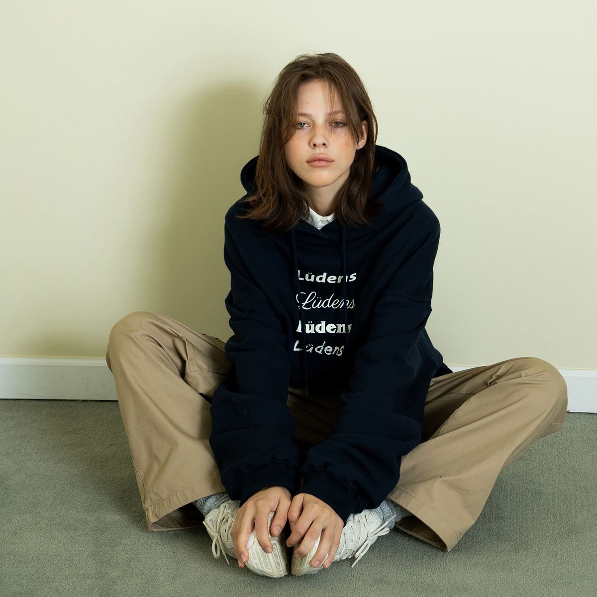 탭루덴스(TABBLUDENS) Logo Play Hoodie_Navy