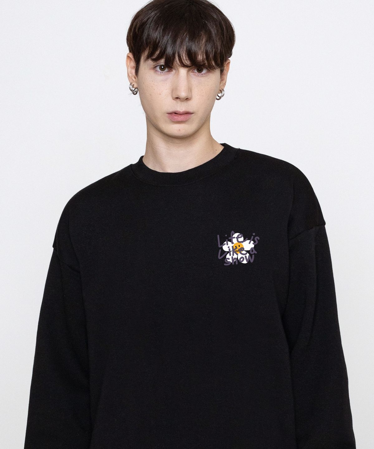 그레이버(GRAVER) [UNISEX]드로잉 레터 플라워 스마일 맨투맨_블랙/퍼플 로고