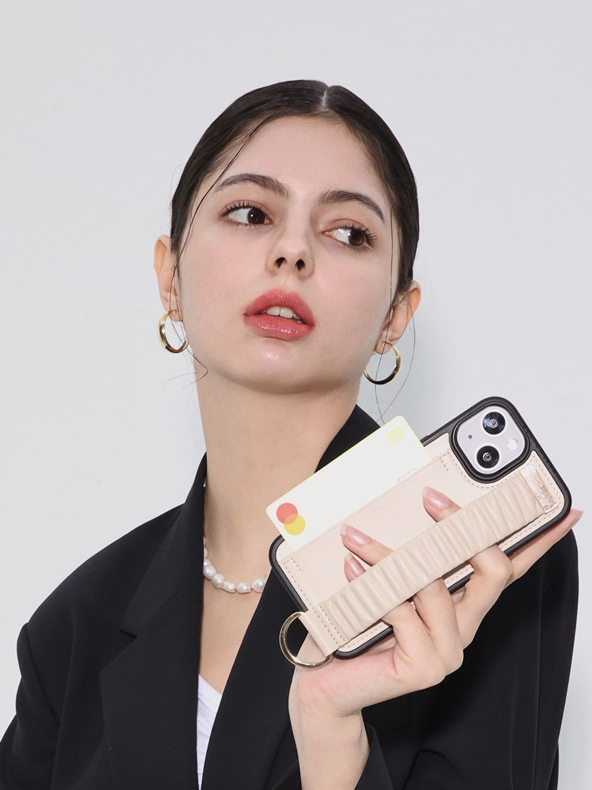 디자인스킨(DESIGNSKIN) 아이폰15 프로 프로맥스 스크런치 밴딩 스트랩 케이스-아이보리
