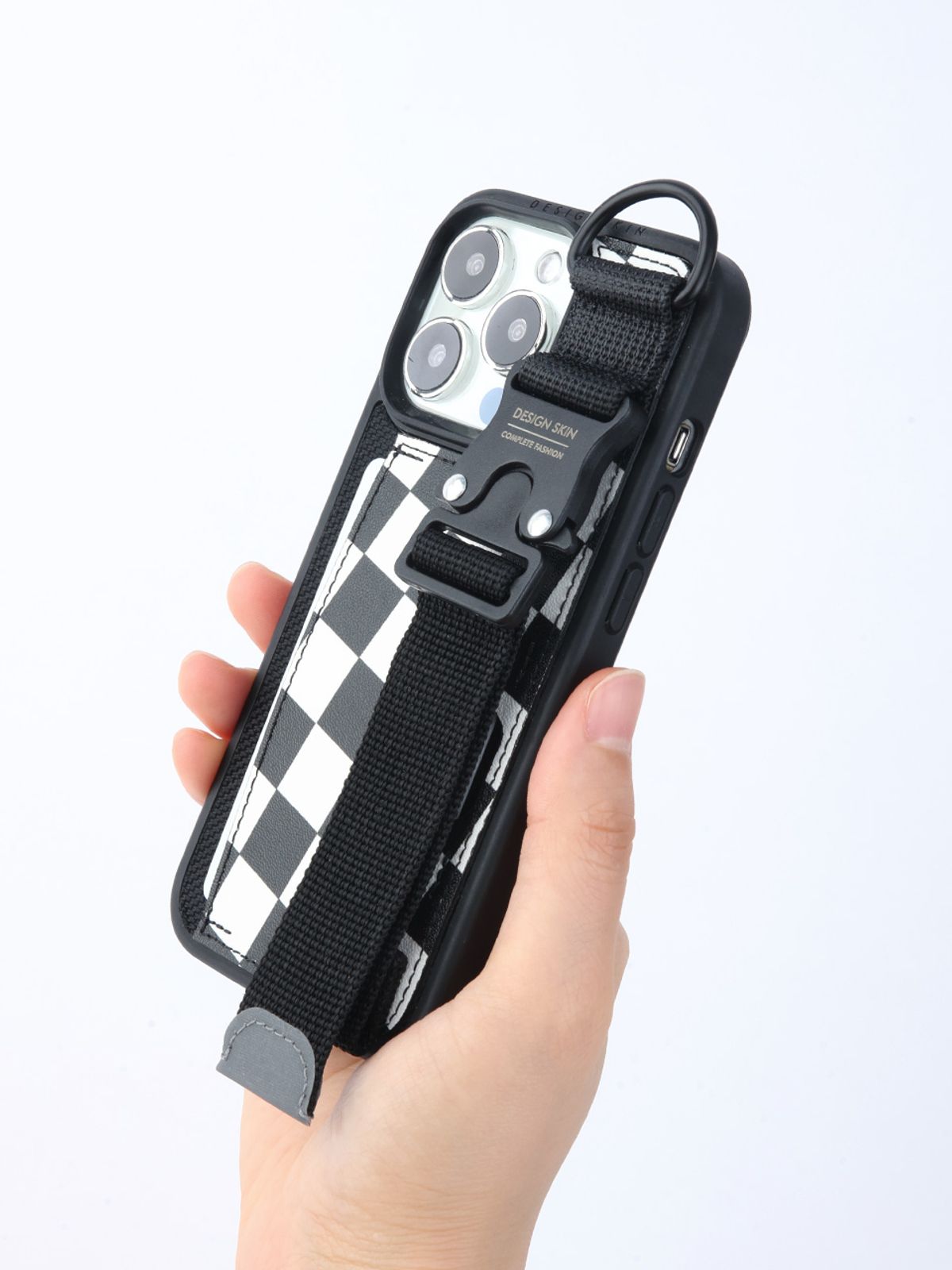 디자인스킨(DESIGNSKIN) 아이폰15_프로_ 버클 스트랩 체커보드 케이스-블랙