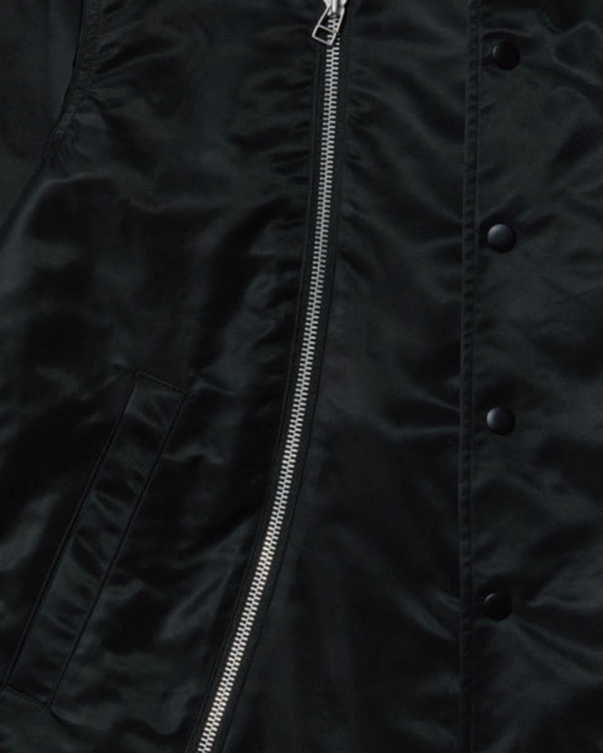 더뮤지엄비지터(THEMUSEUMVISITOR) CURVED ZIPPER LONG COAT (BLACK)